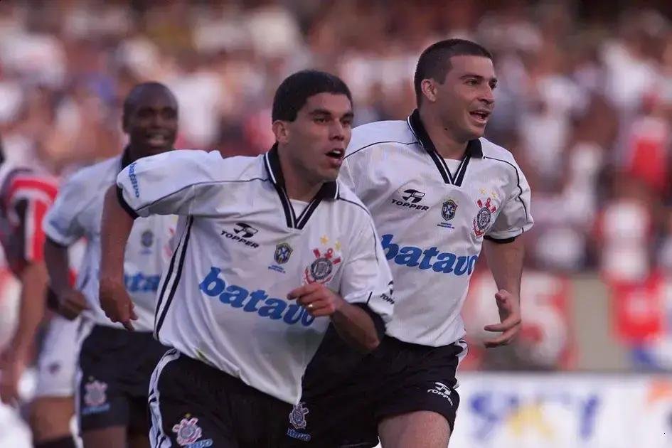 Reviva as camisas icônicas que marcaram a história do futebol brasileiro