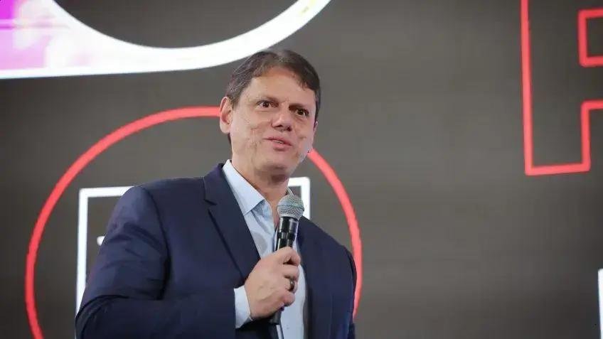 Tarcísio de Freitas Confirma Candidatura à Reeleição e Afirma União da Direita