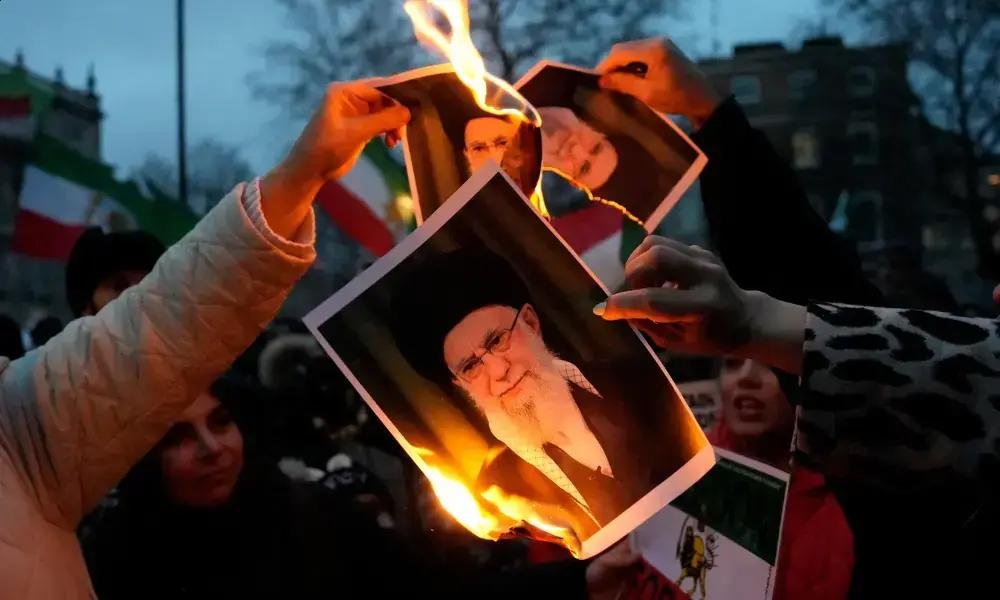 Televisão estatal do Irã hackeada apoia manifestação popular em mensagem inusitada