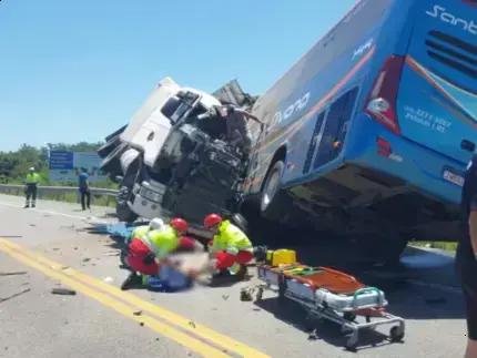 Tragédia na BR-116: 11 mortos em colisão entre ônibus e caminhão