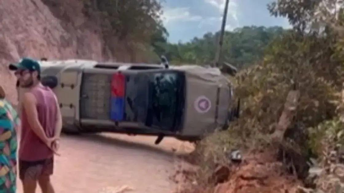 Viatura da PM tomba em Porto Seguro; detalhes do acidente e vídeo