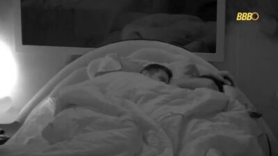 Após eliminação, Jonas Sulzbach e Marciele se aproximam e dividem a cama