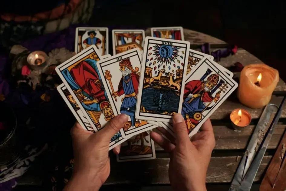 Baralho cigano ou tarot: entenda diferenças, usos e quando escolher