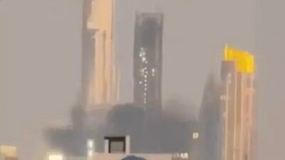 Bomba lançada perto do Burj Khalifa: explosão e fumaça em Dubai