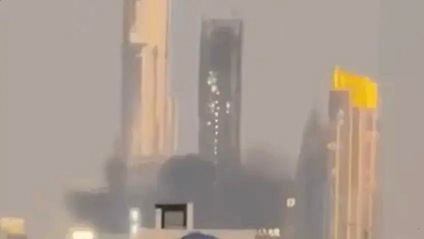 Bomba lançada perto do Burj Khalifa: explosão e fumaça em Dubai