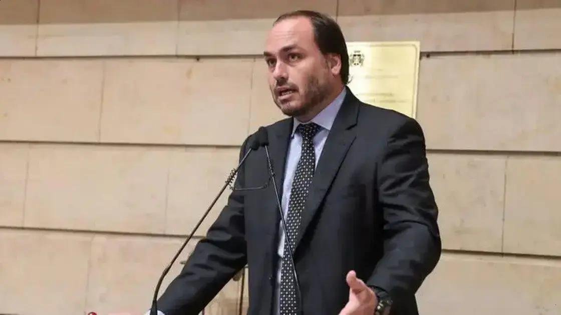 Carlos Bolsonaro cobra PL por silêncio sobre pré-candidatura de Flávio