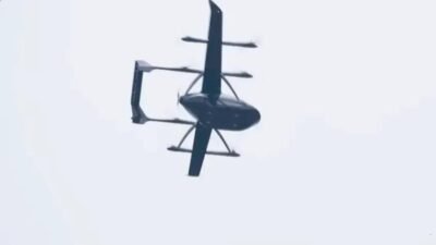 China realiza voo inaugural de eVTOL híbrido que vira carro e avião