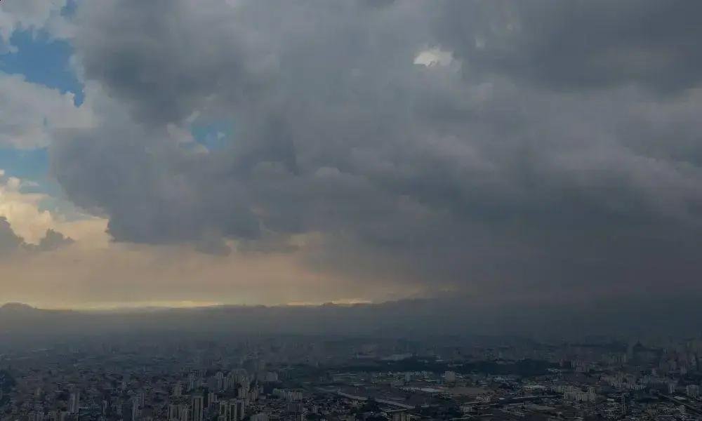 Chuvas intensas no litoral de SP interditam estradas e alagam Ubatuba