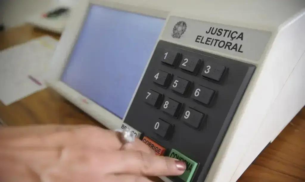 Como a urna eletrônica protege votos: criptografia, lacração e auditoria