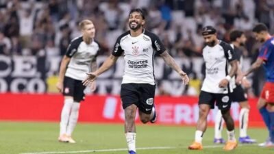 Corinthians bate Bragantino e garante primeira vitória no Brasileirão