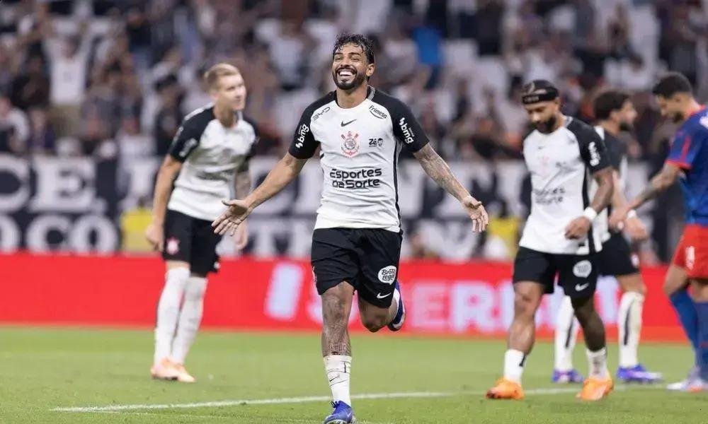 Corinthians bate Bragantino e garante primeira vitória no Brasileirão