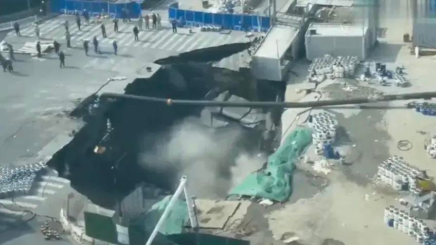 Cratera em obra do metrô de Xangai engole vias e obriga evacuação