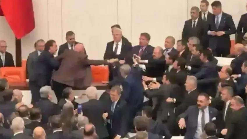 Deputados trocam socos na posse de ministro na Turquia e sessão é suspensa