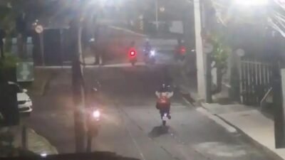 Entregadores são flagrados dando grau em motos na madrugada em Salvador