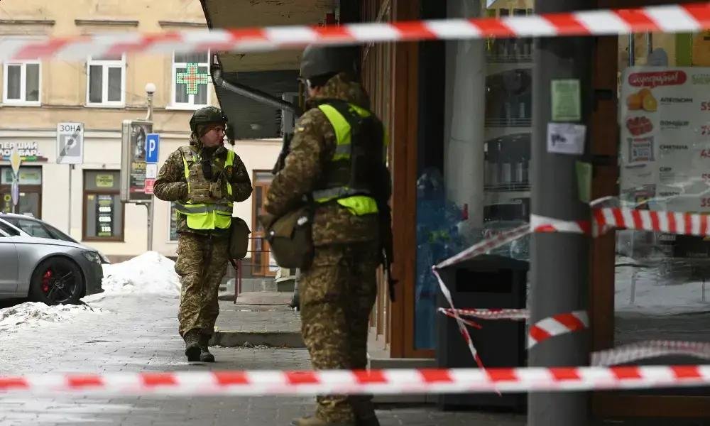 Explosões em Kiev: ataques com mísseis e drones deixam feridos e danos