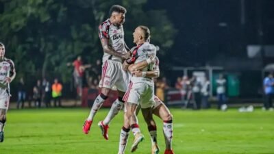 Flamengo derrota o Vitória por 2 a 1 e desencanta no Brasileirão