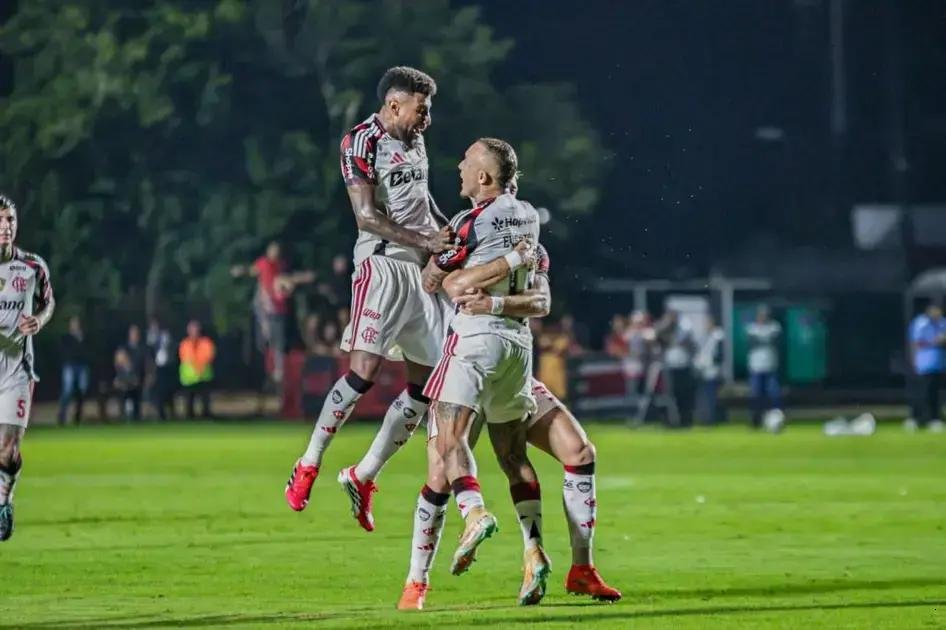 Flamengo derrota o Vitória por 2 a 1 e desencanta no Brasileirão