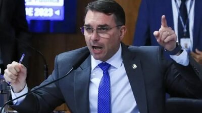 Flávio Bolsonaro usa linguagem neutra para pedir apoio em post do PL