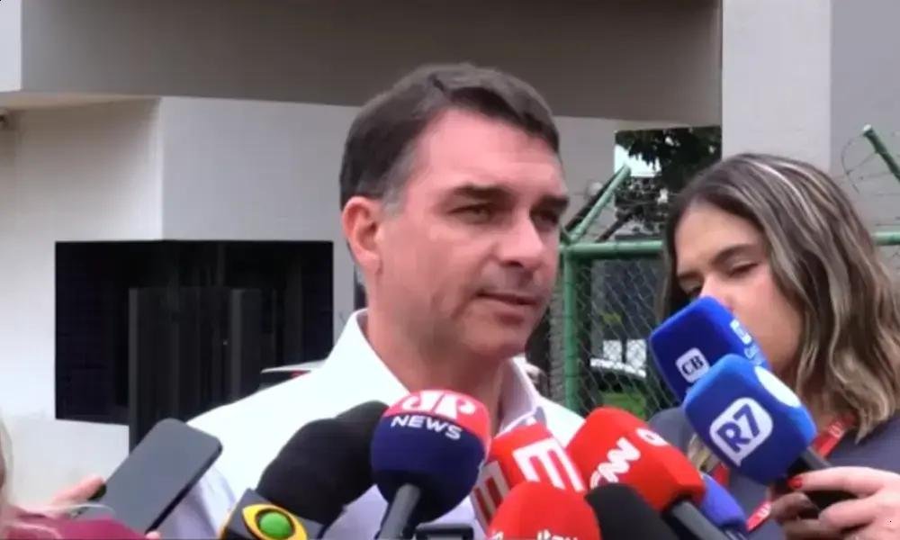 Flávio diz que vai reunir família e pede prisão domiciliar para Jair