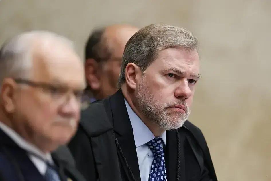 Girão e Van Hattem protocolam novo pedido de impeachment de Toffoli