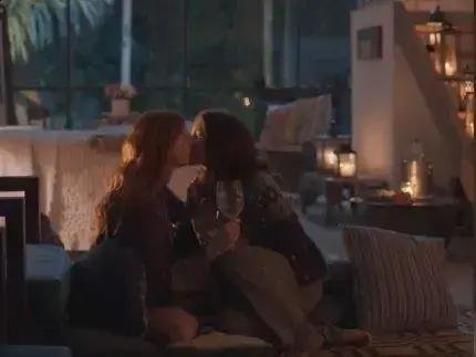 Globo exibe cena histórica entre mulheres em 'Três Graças' com delicadeza