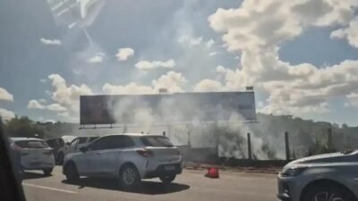 Incêndio na Avenida Paralela assusta motoristas e atrasa trânsito