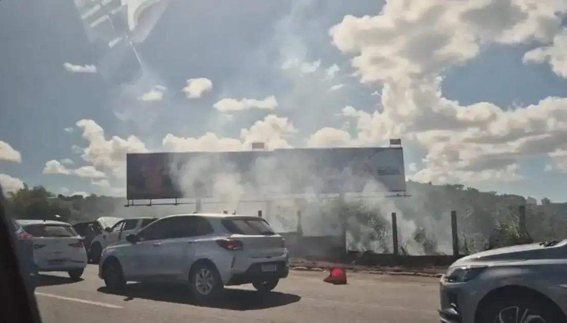 Incêndio na Avenida Paralela assusta motoristas e atrasa trânsito