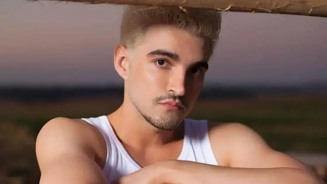 Jão surge irreconhecível em passeio durante pausa na carreira