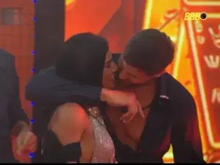 Jonas e Marciele protagonizam primeiro beijo na festa do BBB26