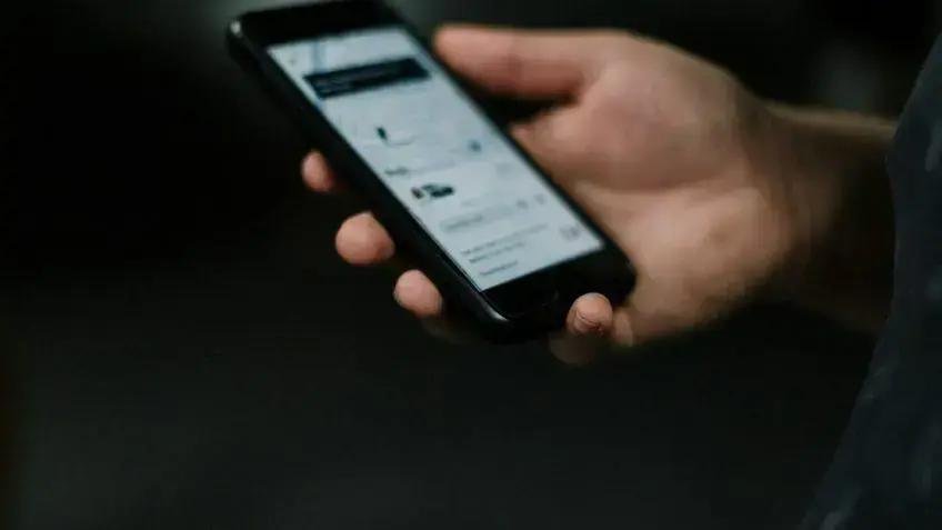 Justiça suspende multa de R$500 mil contra Uber por moto em SP