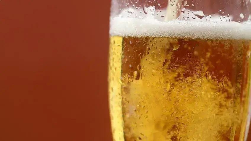 Lucro da Ambev cai 9,9% no 4º trimestre; alta anual de 7,7% no Brasil