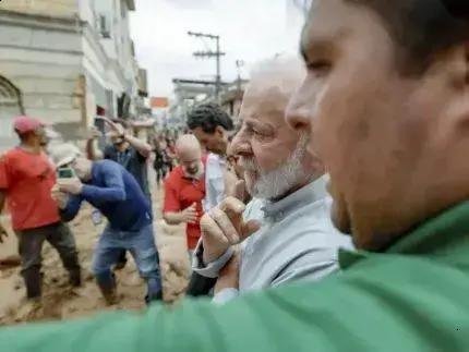 Lula é vaiado em Ubá durante visita às áreas atingidas pelas enchentes