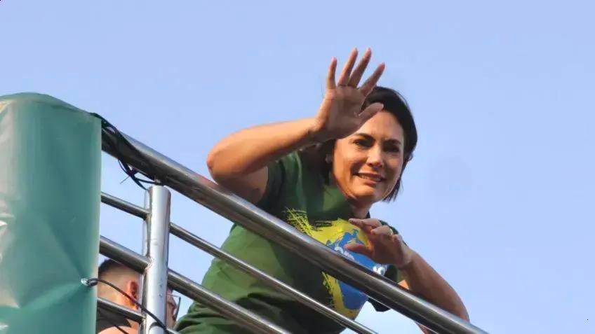 Michelle critica fala de Lula sobre evangélicos e rebate: 'Não pensa'