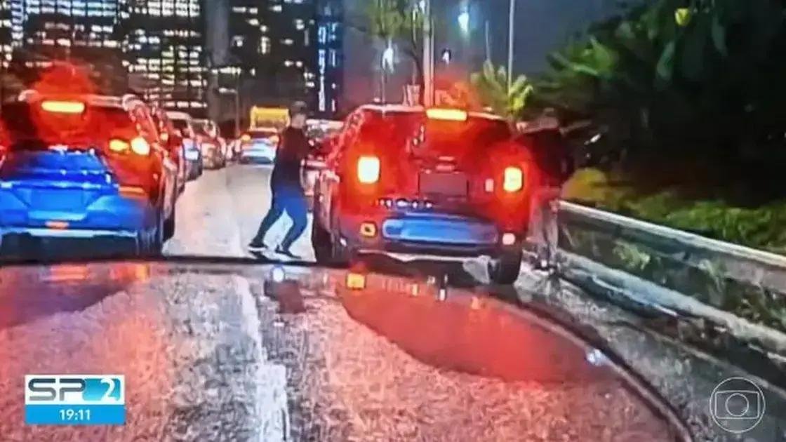 Motociclista registra assalto na Marginal Pinheiros; vidro do carro é quebrado