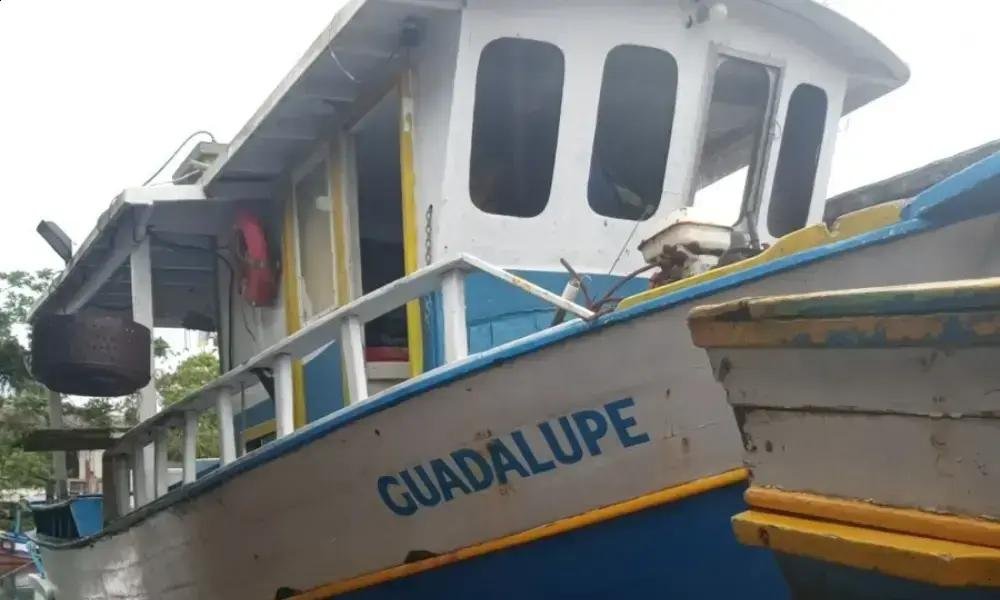 Naufrágio em Ubatuba durante forte chuva deixa 2 mortos e 3 resgatados