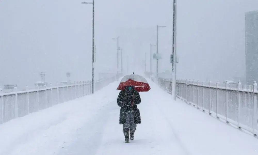 Nevasca atinge Nordeste dos EUA: cancelamentos, apagões e estragos