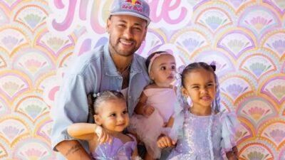 Neymar posa com as filhas em bloquinho caseiro e sorrisos