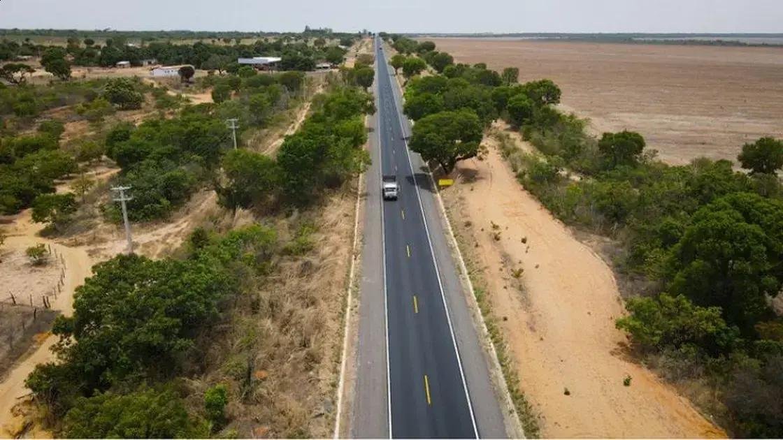 Ônibus com 42 passageiros tomba na BR-020 no oeste da Bahia; sem mortes