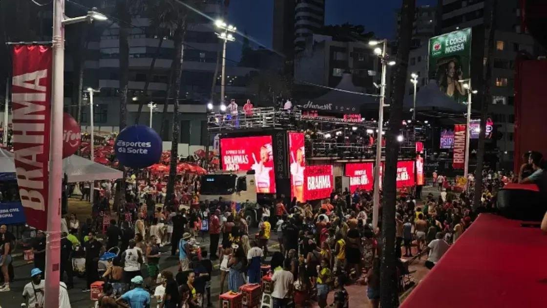 Pré-Carnaval: Léo Santana puxa multidão no Pipoco em Salvador