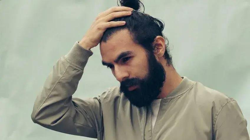 Raiz chinesa He Shou Wu pode ajudar na recuperação capilar, diz estudo