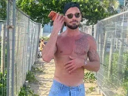 Ricky Martin chega ao Rio e curte o Carnaval pedalando por Ipanema