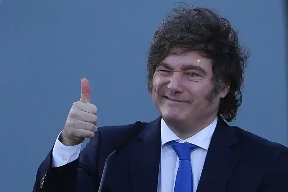 Senado argentino aprova reforma trabalhista que amplia jornada para 12 horas