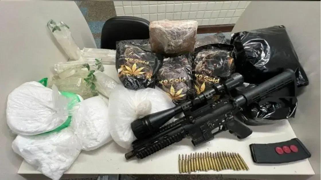 Suspeito é preso em Salvador após circular com fuzil e drogas