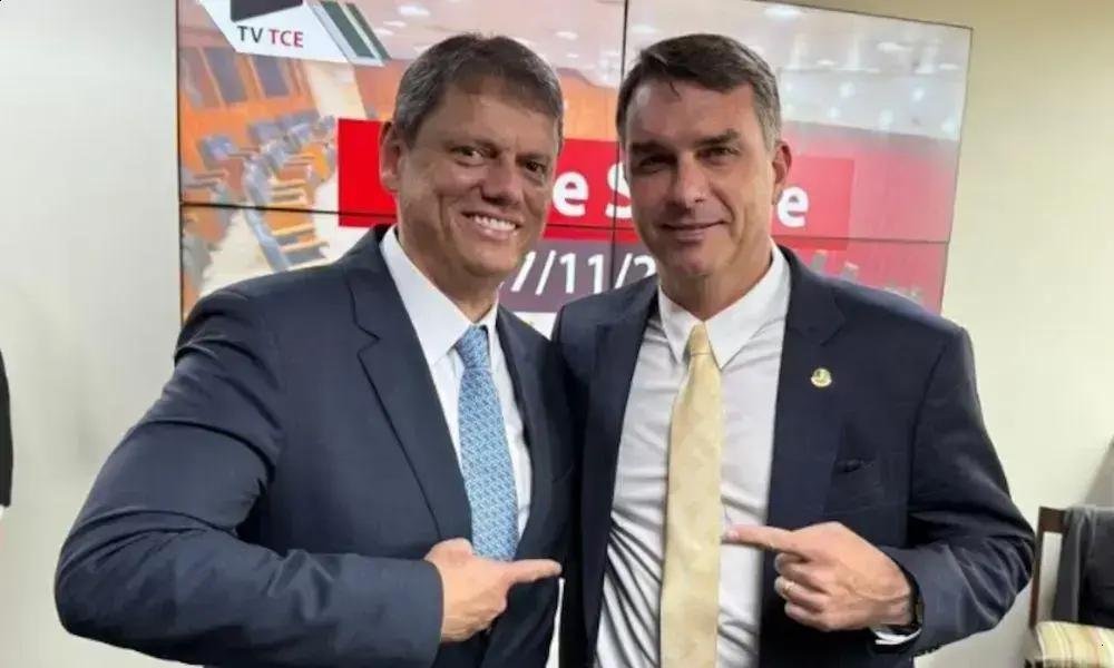 Tarcísio apoia Flávio Bolsonaro e fala em projeto nacional; evita Master
