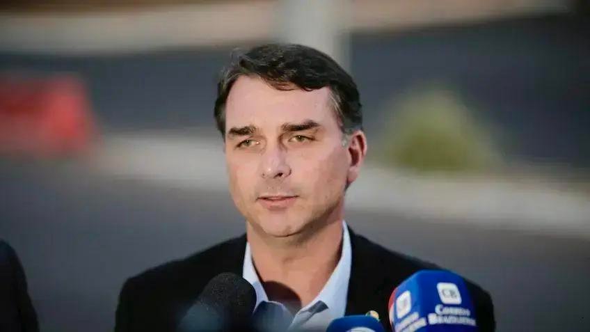 TJ-DFT suspende remoção de post de Flávio Bolsonaro sobre o PT