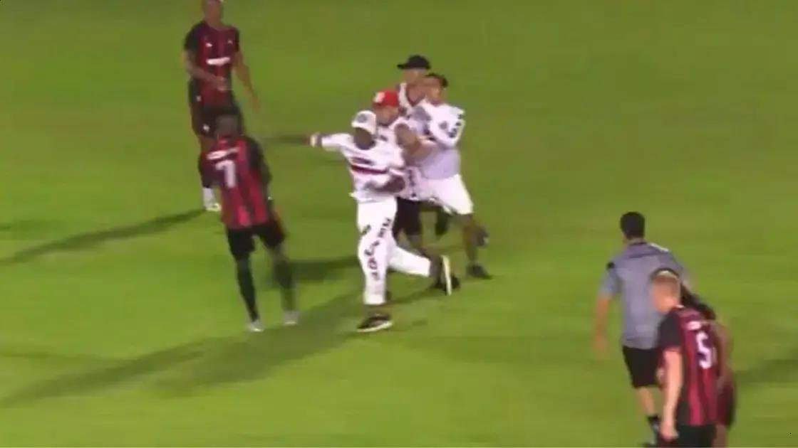 Torcedores invadem campo e agridem jogadores após eliminação do Moto Club