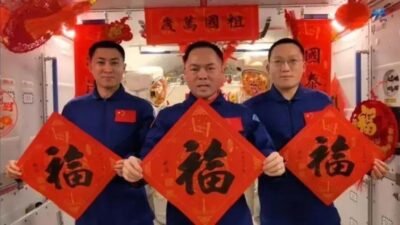 Tripulação da Shenzhou-21 colhe tomates cultivados em órbita na Tiangong