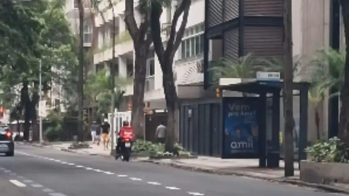 Vídeo mostra motoqueiro roubando pedestre em Ipanema; crime gravado