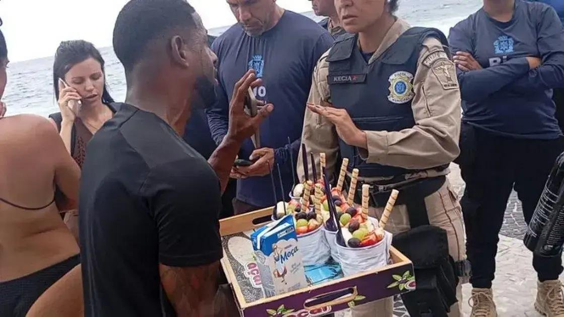 Ambulante é detido no Arpoador por cobrar R$700 de turistas por dois açaís