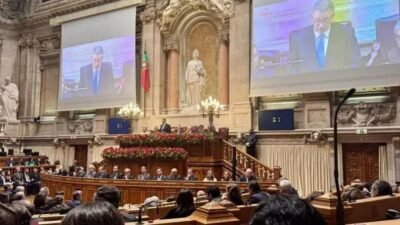 António José Seguro toma posse e alerta para riscos à democracia